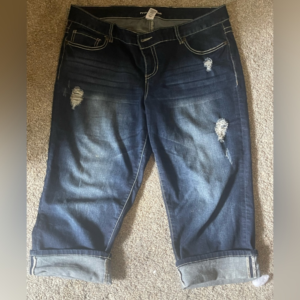 Maurice’s distressed jean capris